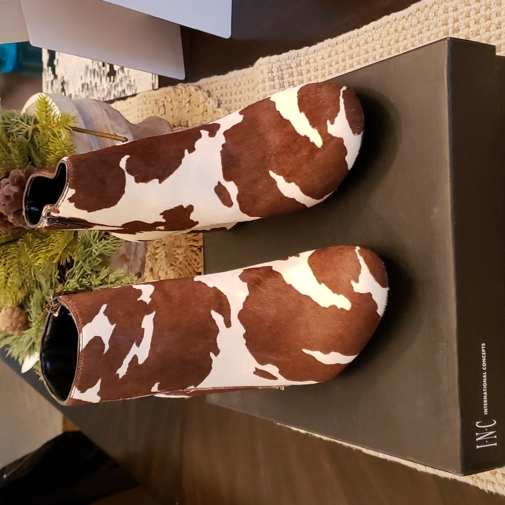 INC INTERNATIONAL CONCEPTS COWHIDE BOOTS